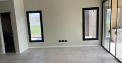 Casa a estrenar en venta desarrollada en un lote interno de 1004m2