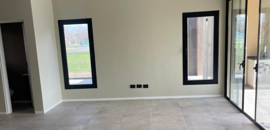 Casa a estrenar en venta desarrollada en un lote interno de 1004m2