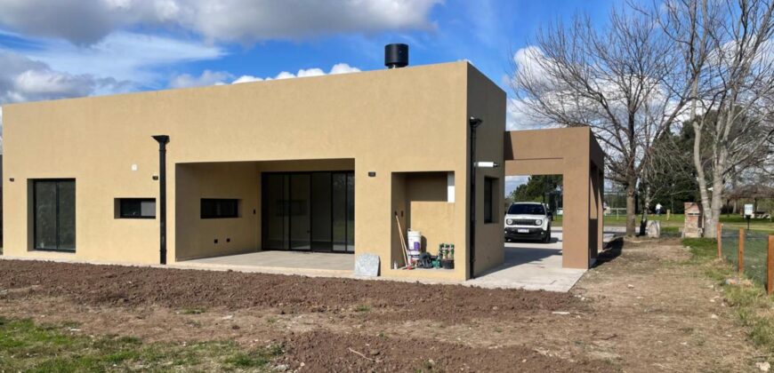 Casa a estrenar en venta desarrollada en un lote interno de 1004m2