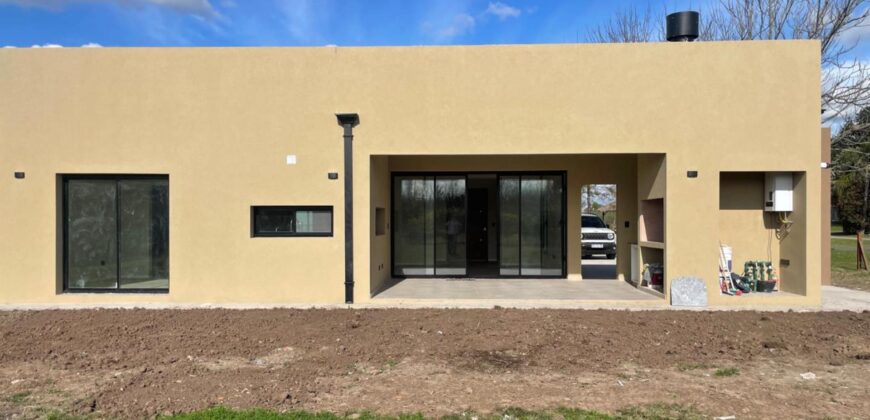 Casa a estrenar en venta desarrollada en un lote interno de 1004m2