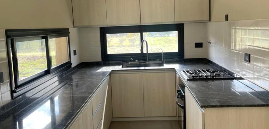 Casa a estrenar en venta desarrollada en un lote interno de 1004m2