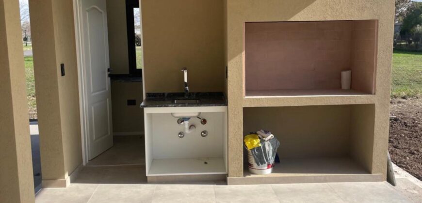 Casa a estrenar en venta desarrollada en un lote interno de 1004m2