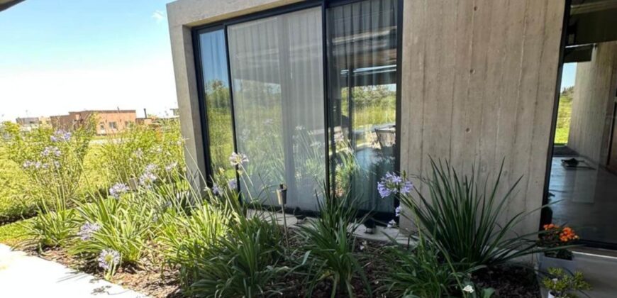 Casa de diseño en hormigón visto, realizado íntegramente en este material