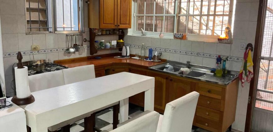 Venta hermosa casa 4 ambientes con garage, terraza y parrilla