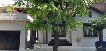 Venta hermosa casa 4 ambientes con garage, terraza y parrilla