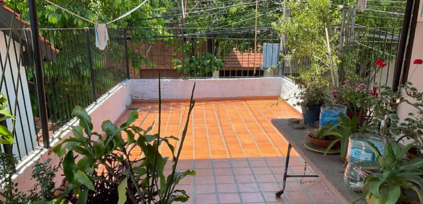 Venta hermosa casa 4 ambientes con garage, terraza y parrilla